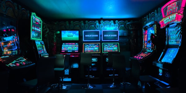 电竞爱好者使用多设备观看赛事直播的场景