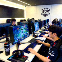 Top Esports战队选手训练场景